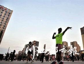 内江交谊广场舞网红,舞动青春，点亮城市夜空