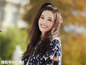 明星比v手势,传递正能量与胜利信念